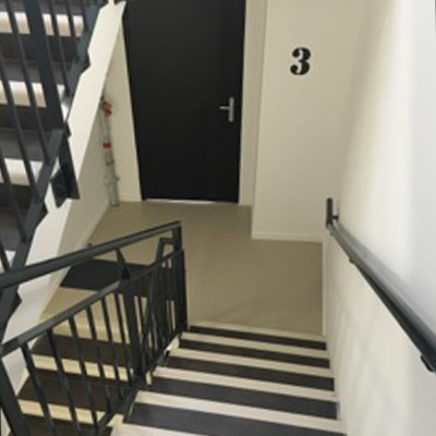 Pose de sol PVC escaliers logements étudiants