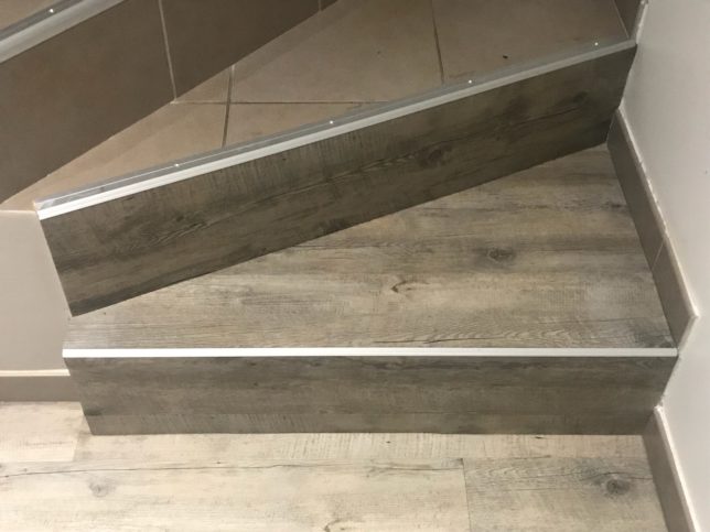 Pose sol PVC cliqué avec seuils en titane - Escalier - Maison